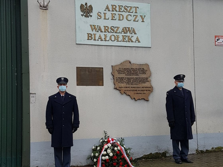 Oficerowie Służby Więziennej pełnią wartę honorową