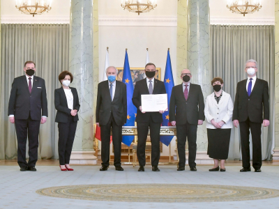 Na zdjęciu od lewej stoją: Jan Kasprzyk (szef UdSKiOR), Marlena Maląg (minister RiPS), Jarosław Maciej Goliszewski, Andrzej Duda (Prezydent RP), Leszek Stall, Zofia Romaszewska (doradca prezydenta, przewodnicząca Rady ds. DOA i ORzPP), dr Grzegorz Kostrzewa-Zorbas.    Autor zdjęcia - Andrzej Lange