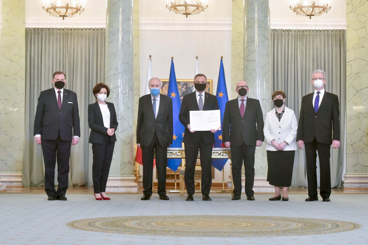 Na zdjęciu od lewej stoją: Jan Kasprzyk (szef UdSKiOR), Marlena Maląg (minister RiPS), Jarosław Maciej Goliszewski, Andrzej Duda (Prezydent RP), Leszek Stall, Zofia Romaszewska (doradca prezydenta, przewodnicząca Rady ds. DOA i ORzPP), dr Grzegorz Kostrzewa-Zorbas.    Autor zdjęcia - Andrzej Lange